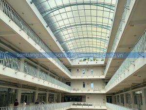 Không gian giếng trời bằng Poly tại Đại học Sư phạm kỹ thuật 