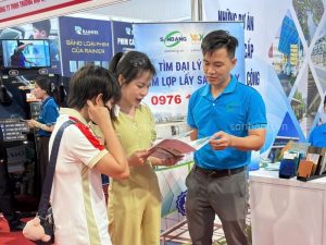 trien lam Vietbuild Ho chi minh 9 Nhân viên tư vấn cho khách tham quan tại triển lãm Vietbuild