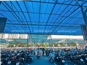 Lắp đặt mái che Poly có màu sắc giúp giảm nhiệt