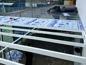 Công trình mái che Poly tiết kiệm chi phí khung.
