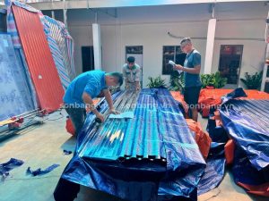 Tính giá và báo giá tôn lấy sáng Poly cho khách hàng theo "mét dài"