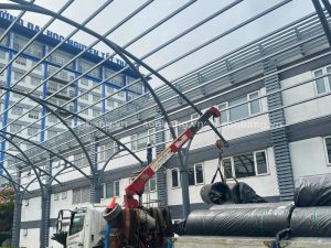 Giao hàng tấm Poly SolMart tại trường đại học Nguyễn Tất Thành 
