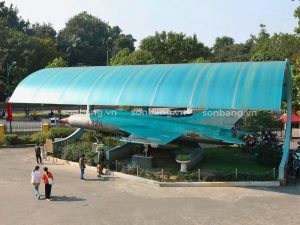 Mái che Poly màu xanh tại bảo tàng máy bay B52, Hà Nội