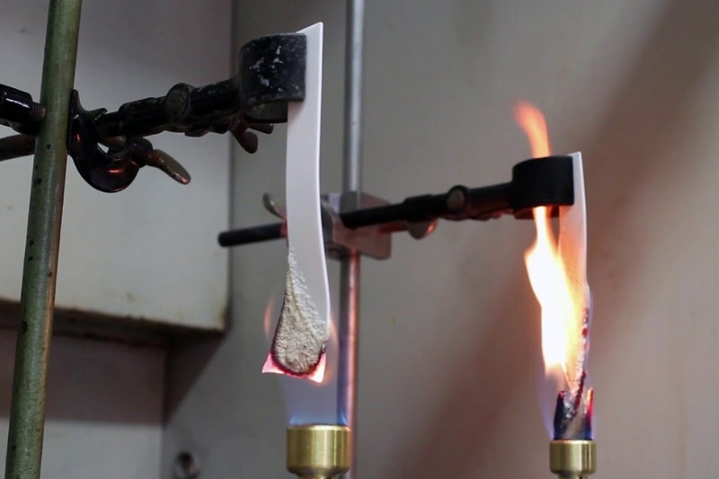 Quá trình đốt nhựa để kiểm tra khả năng chống cháy của vật liệu 