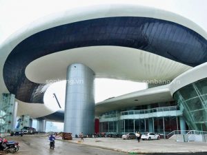 Cận cảnh tấm Poly SolMart màu tím đen đặc biệt tại Cung cá heo Hạ Long