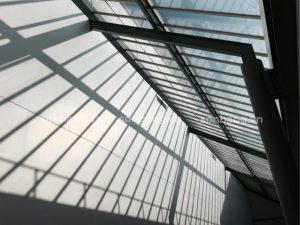 Độ truyền sáng của tấm Polycarbonate đặc trên thực tế