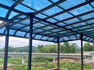 Mẫu mái che Polycarbonate đẹp cho hiên nhà màu xanh sang trọng