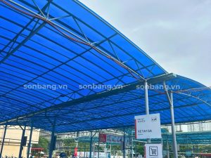 mái che Poly màu xanh cho nhà xe tại siêu thị