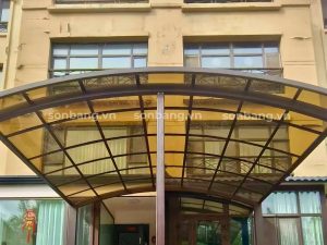 Thiết kế mái che Poly màu trà cho biệt thự