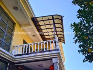 Mái che Poly màu trà cho sân thượng nhà phố 