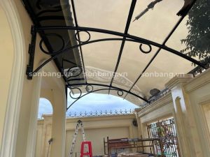 Mái che Poly màu trà tại một công trình nhà phố 