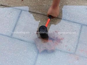 tam polycarbonate dac 6 Khả năng chịu lực của tấm Polycarbonate khi đập bằng búa