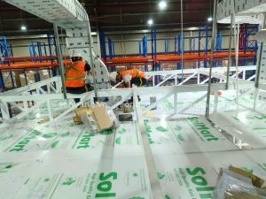 Thi công tấm poly làm vách ngăn phòng lạnh tại nhà máy Milwaukee.