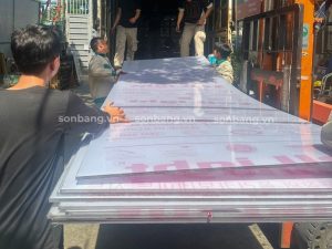 Cận cảnh tấm Poly 10mm thương hiệu SolLight