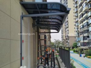 Mái hiên trước cửa nhà bằng Poly xám khói 