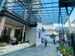 Giếng trời lấy sáng hiên nhà đực làm bằng Poly xám khói 