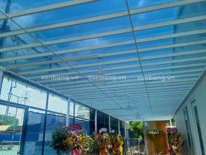 Mái che Poly xám khói mang lại thẩm mỹ, sang trọng cho không gian