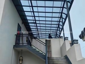 Mái che lối đi cầu thang, hành lang nhà, trường học