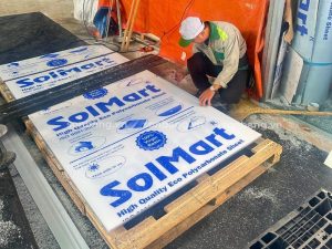 Cắt tấm nhựa Polycarbonate SolMart tại kho 